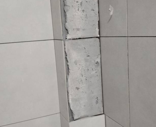 封开瓷砖空鼓维修公司分享下瓷砖施工前基层浇水润湿程度不足，可能导致以下问题