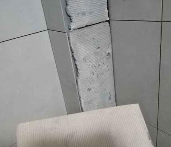 封开瓷砖空鼓维修公司分享下厨房瓷砖脱落的补救措施。